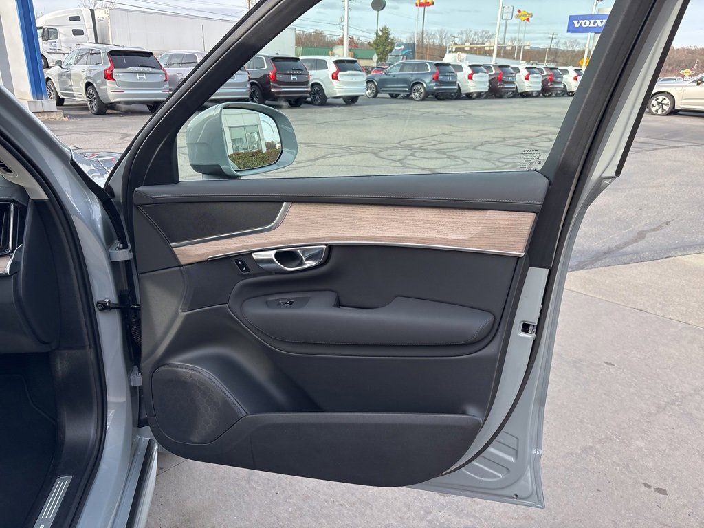 Certified 2025 Volvo XC90 B6 Plus image 39
