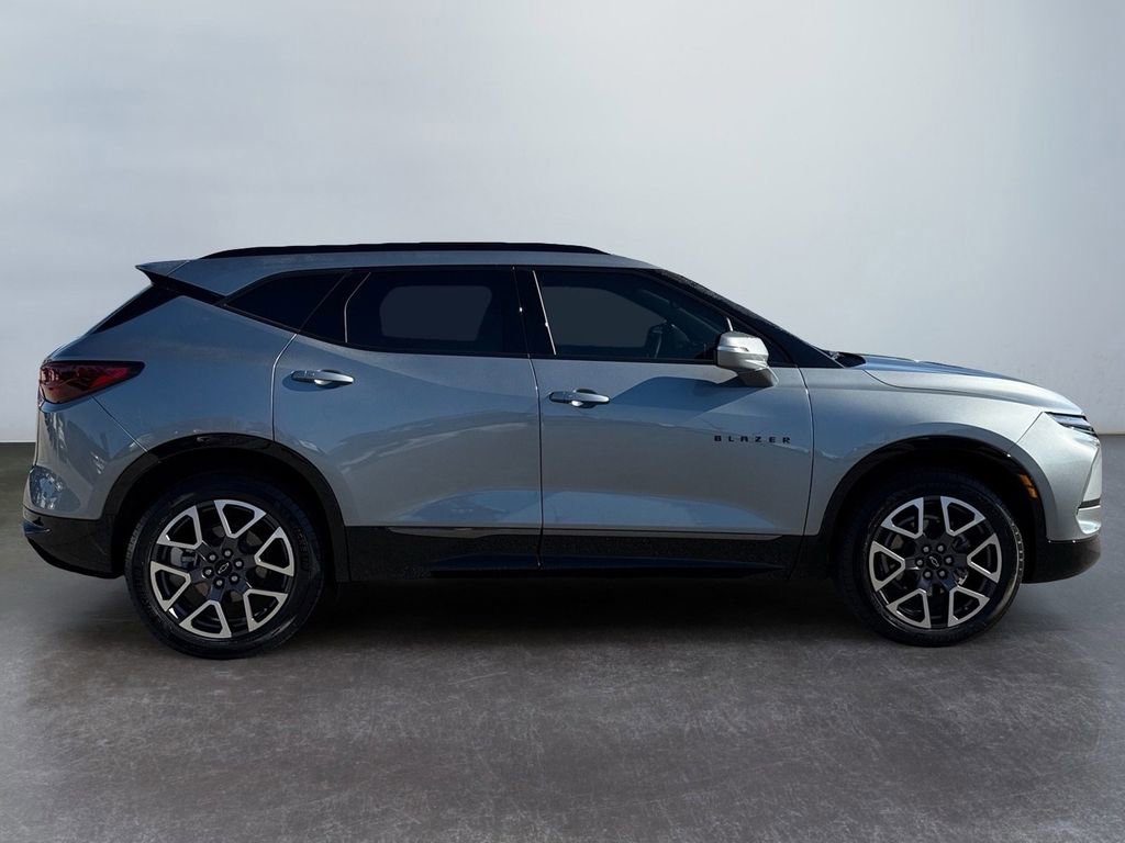 Used 2025 Chevrolet Blazer RS image 2