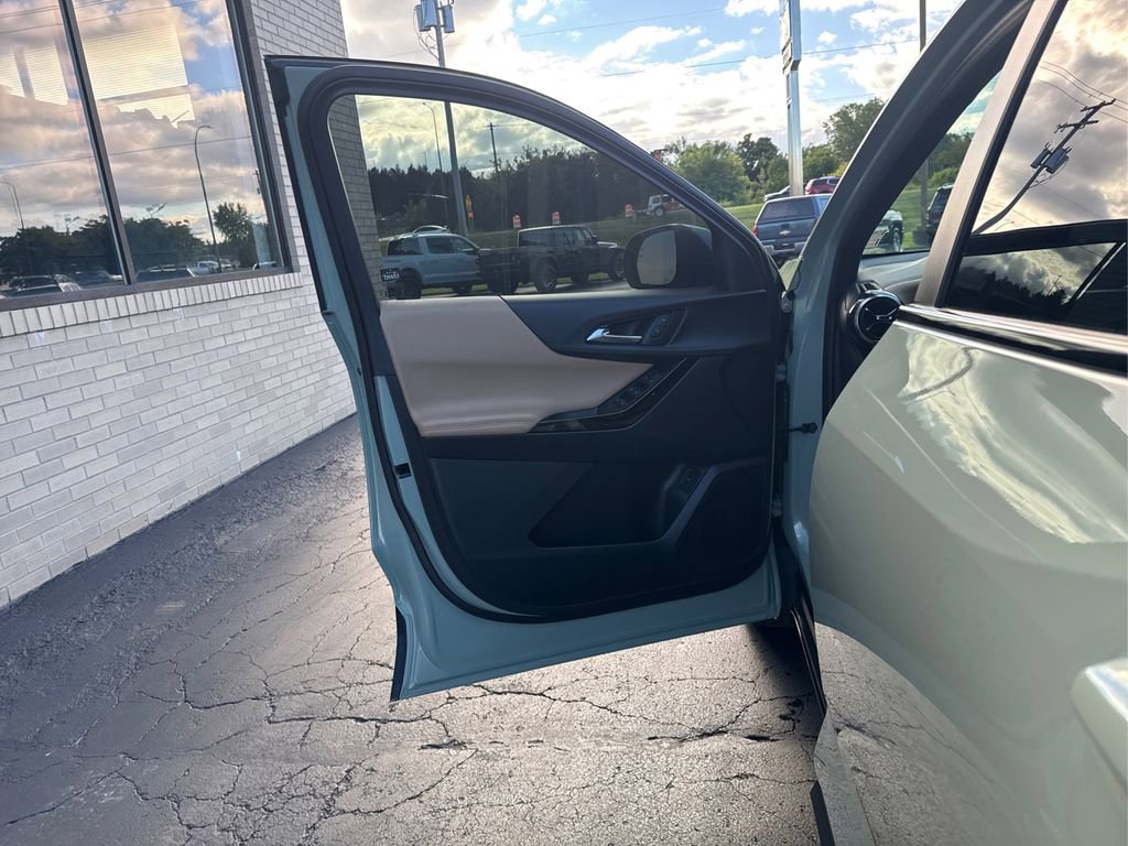 Used 2025 Chevrolet Equinox ACTIV AWD/4WD image 17