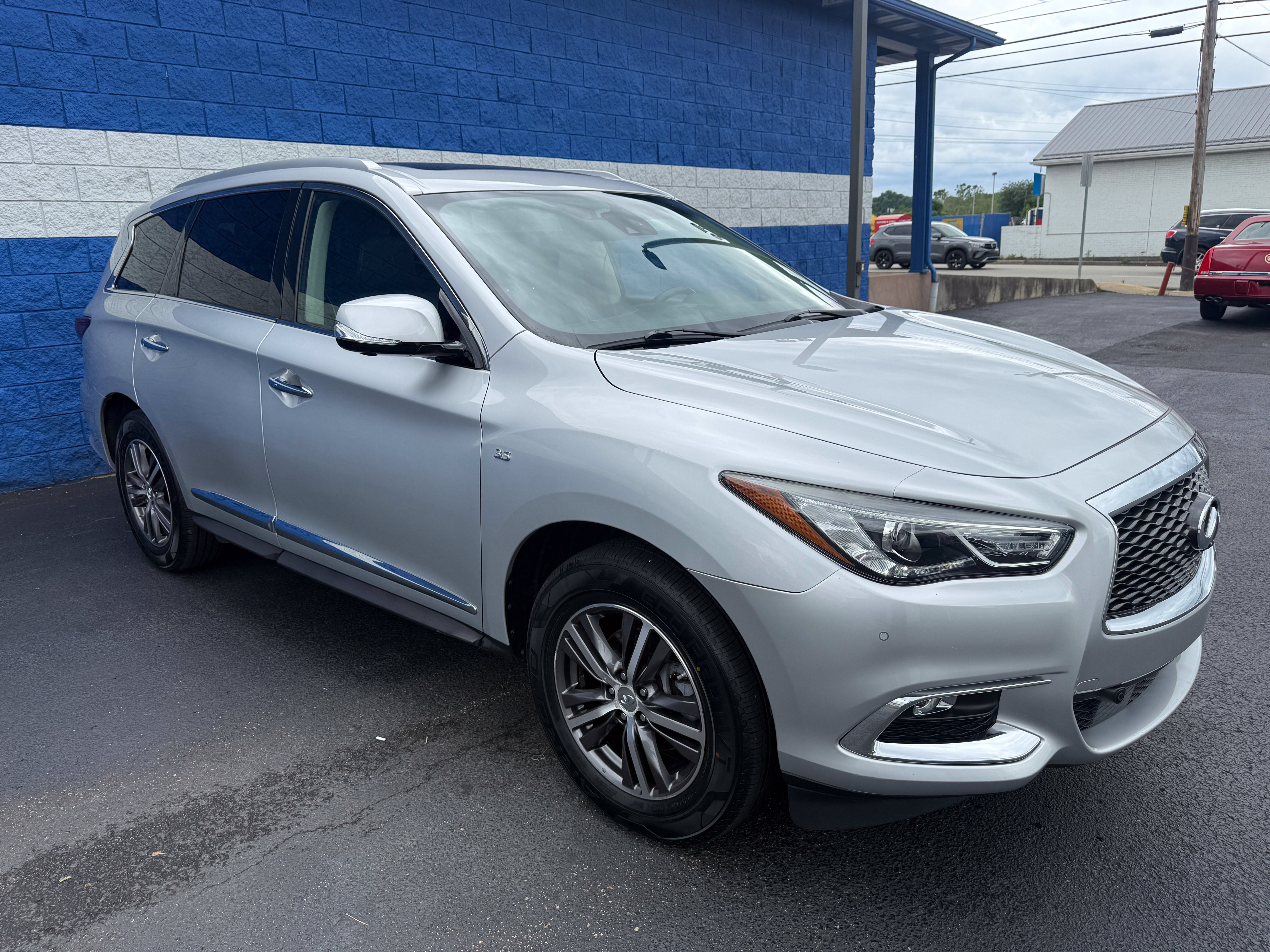 Used 2019 INFINITI QX60 Luxe w/ Essential Package AWD/4WD image 3