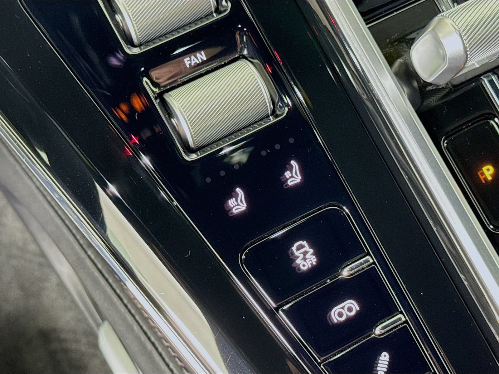 Used 2025 Aston Martin V8 Vantage Coupe RWD image 18
