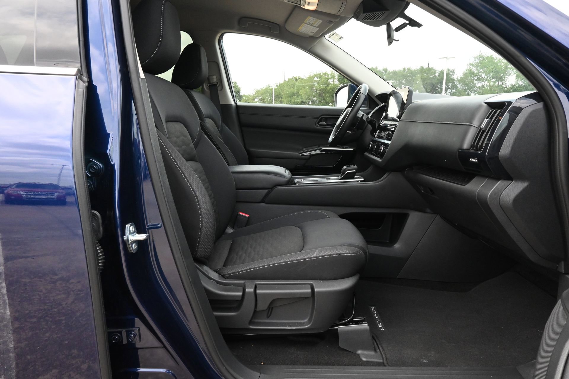 Used 2025 Nissan Pathfinder SV FWD image 26