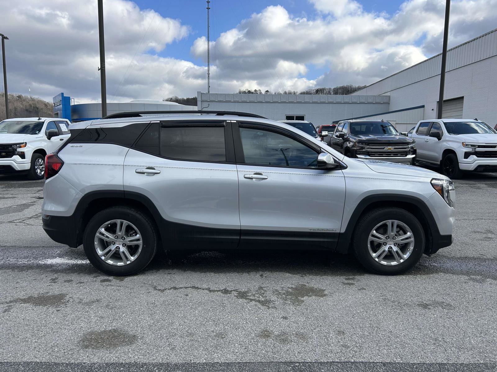 Used 2022 GMC Terrain SLE w/ Driver Convenience Package image 2