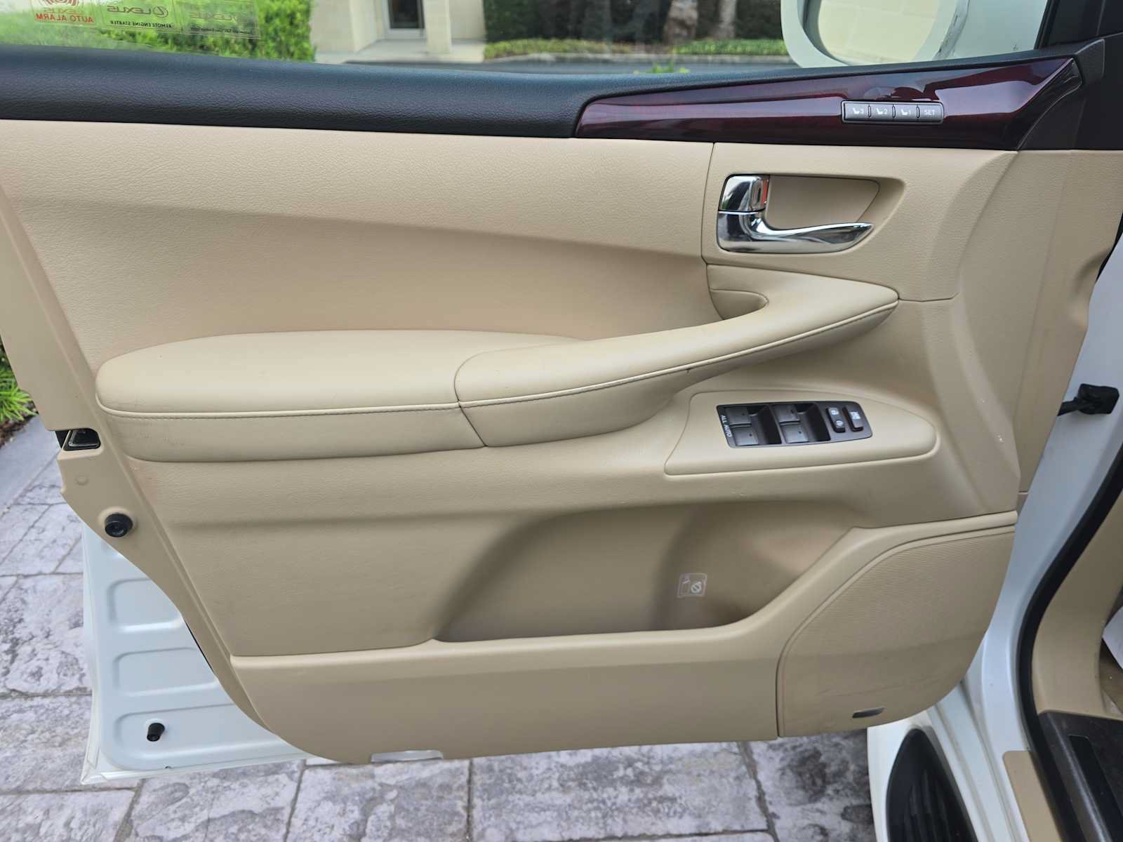 Used 2011 Lexus LX 570 4WD w/ Luxury Pkg image 16
