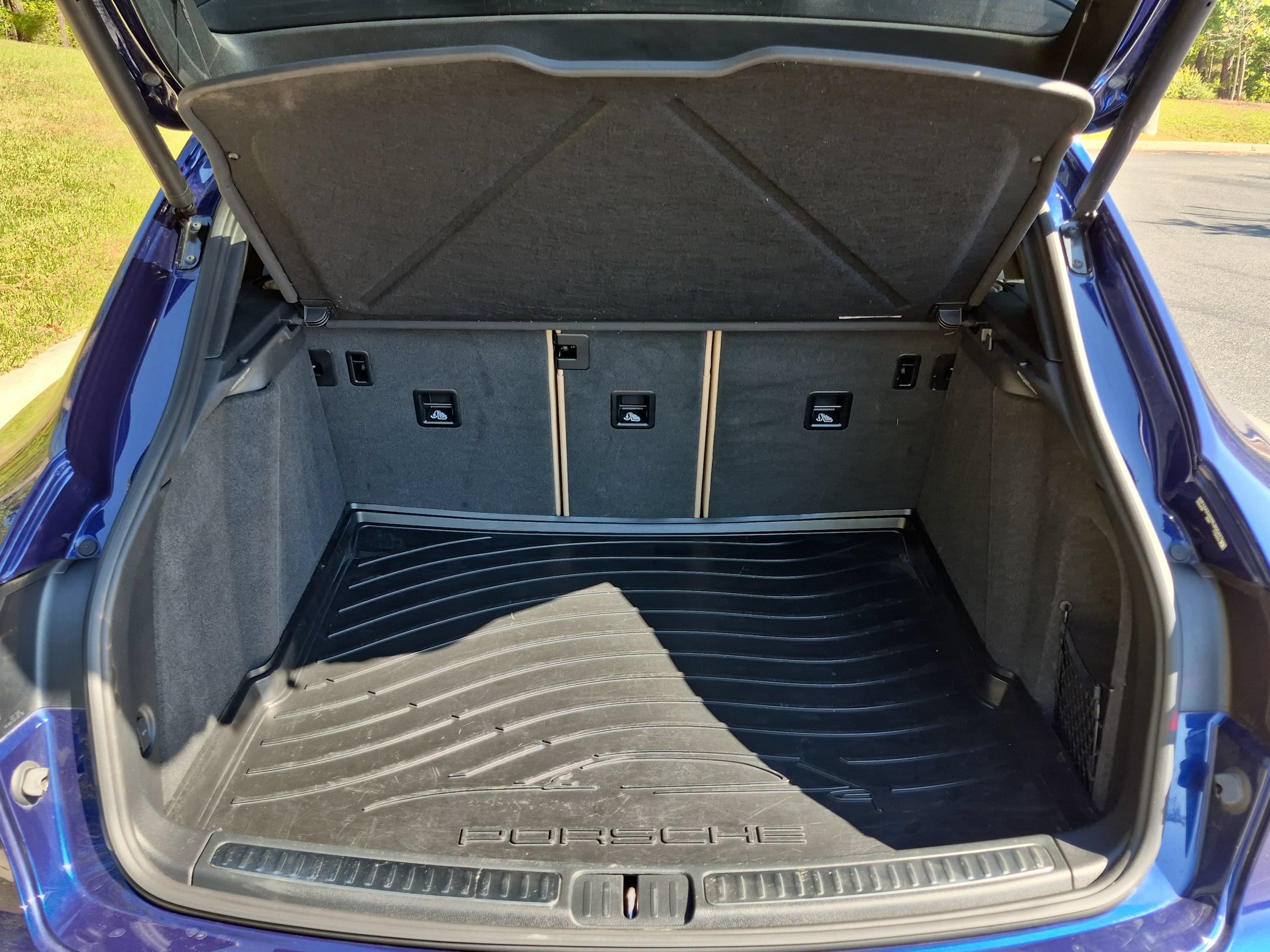 Certified 2024 Porsche Macan AWD/4WD image 25