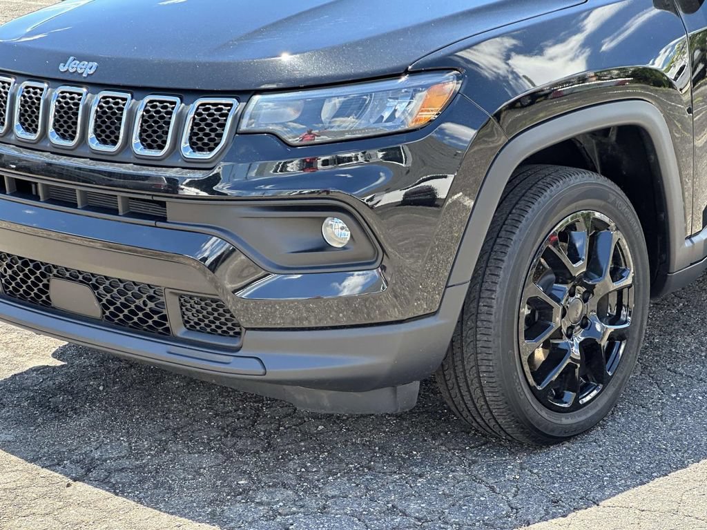Used 2024 Jeep Compass Latitude AWD/4WD image 8