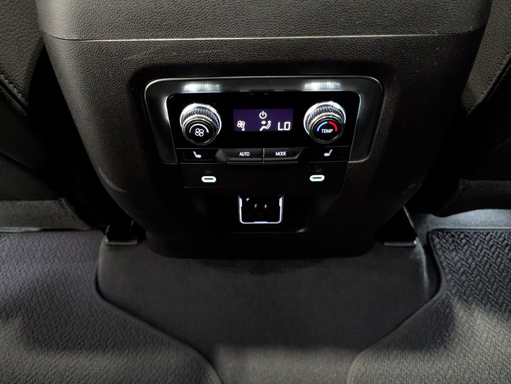 Used 2024 GMC Yukon XL Denali AWD/4WD image 12