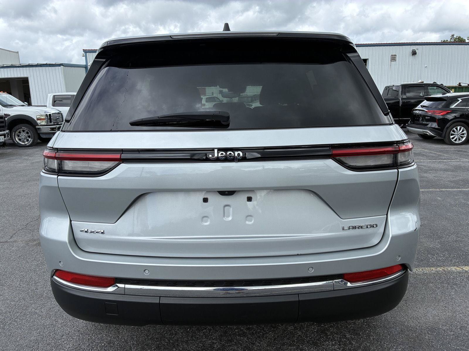 Used 2023 Jeep Grand Cherokee Laredo AWD/4WD image 6