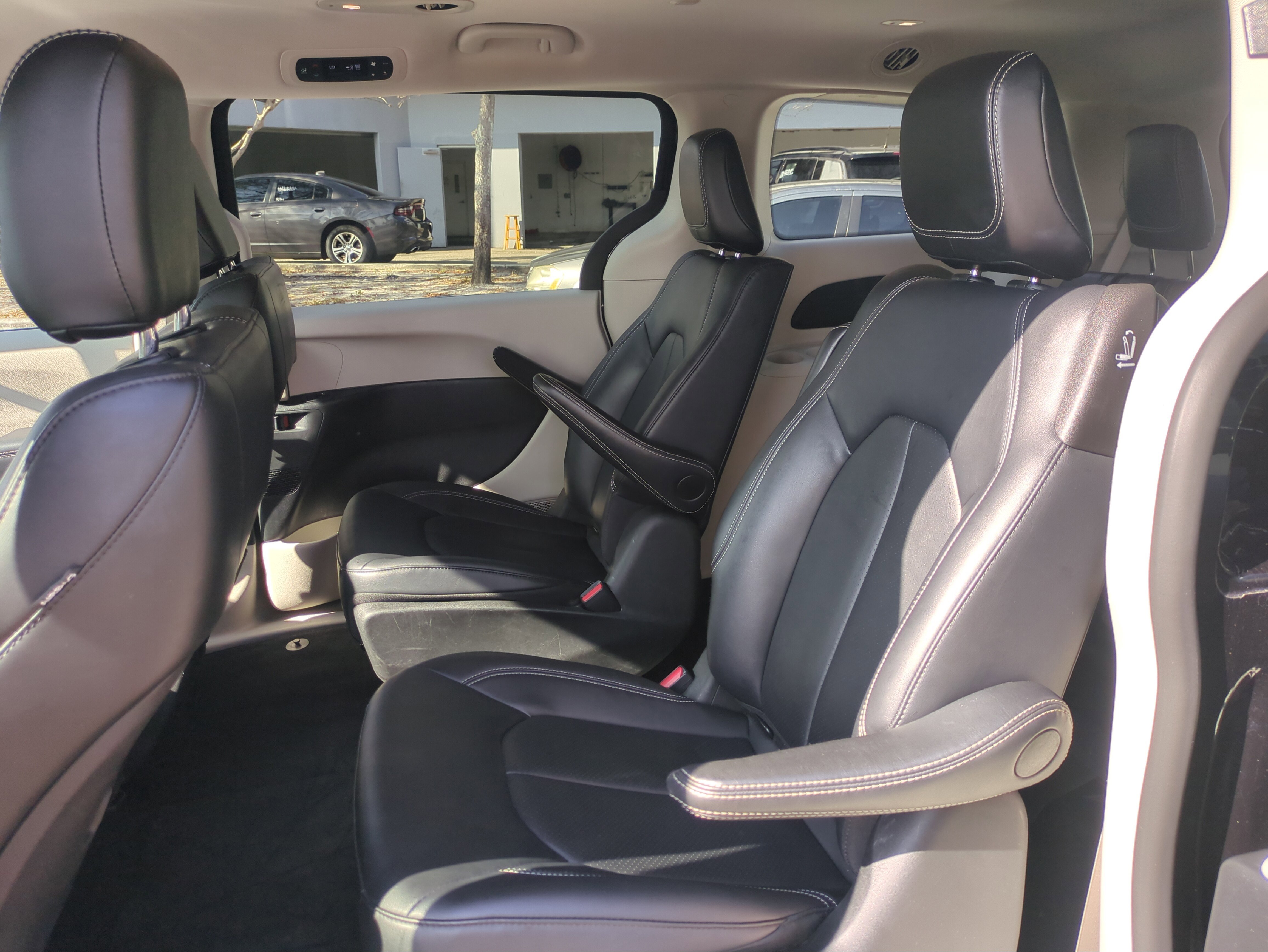 Certified 2024 Chrysler Pacifica Select image 15