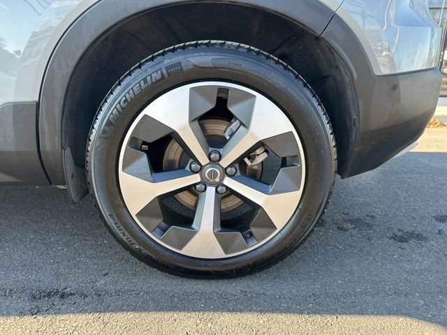 Certified 2025 Volvo XC40 B5 Plus AWD/4WD image 9