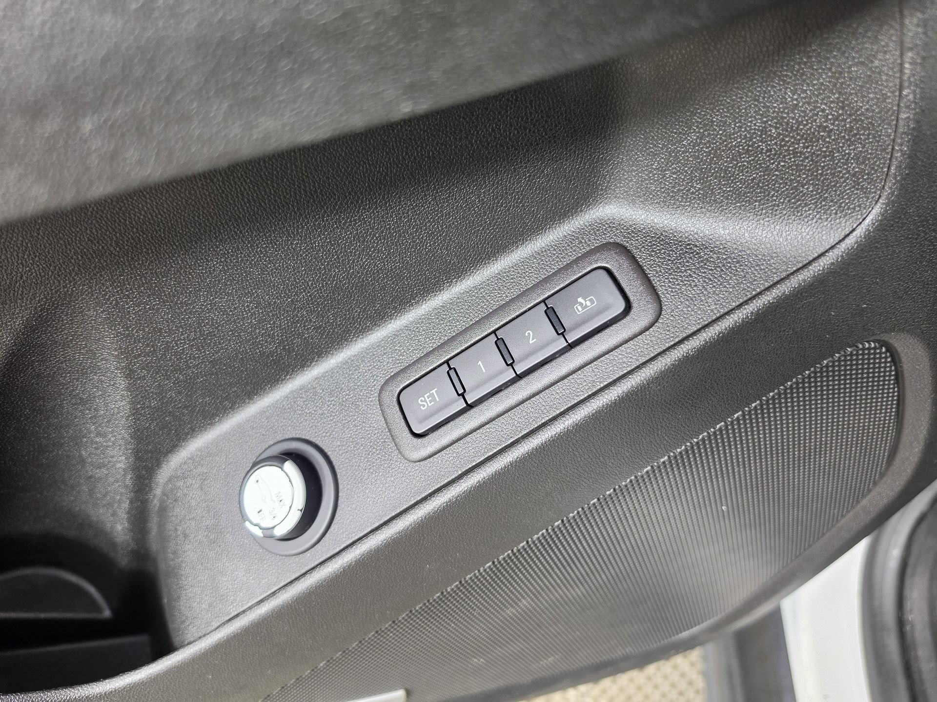 Used 2018 Chevrolet Equinox Premier FWD image 21