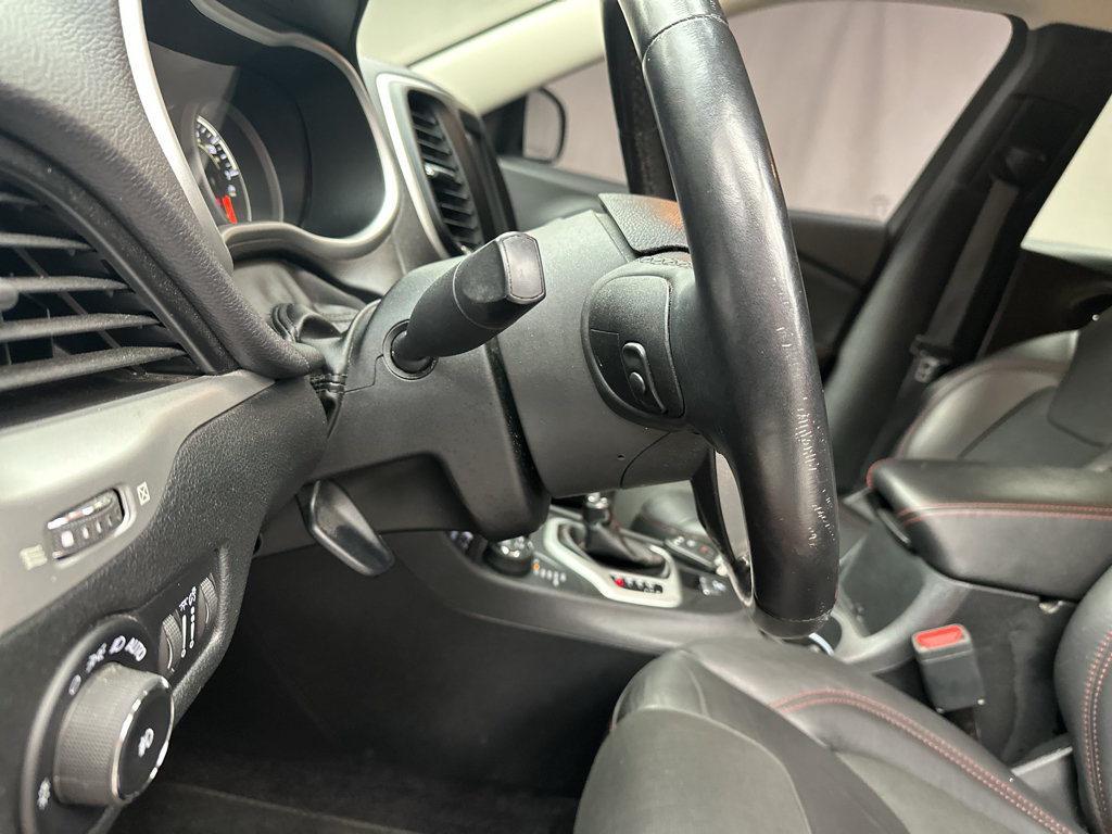 Used 2018 Jeep Cherokee Trailhawk w/ Cold Weather Group AWD/4WD image 11