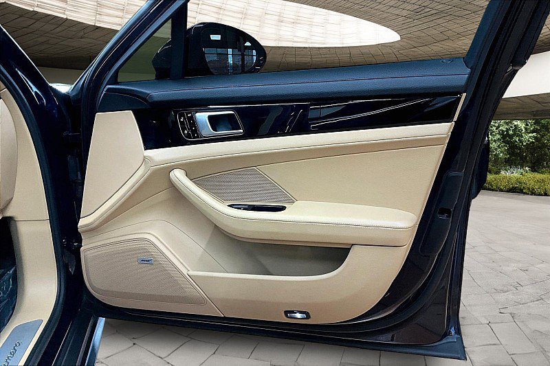 Used 2019 Porsche Panamera w/ Premium Package image 18