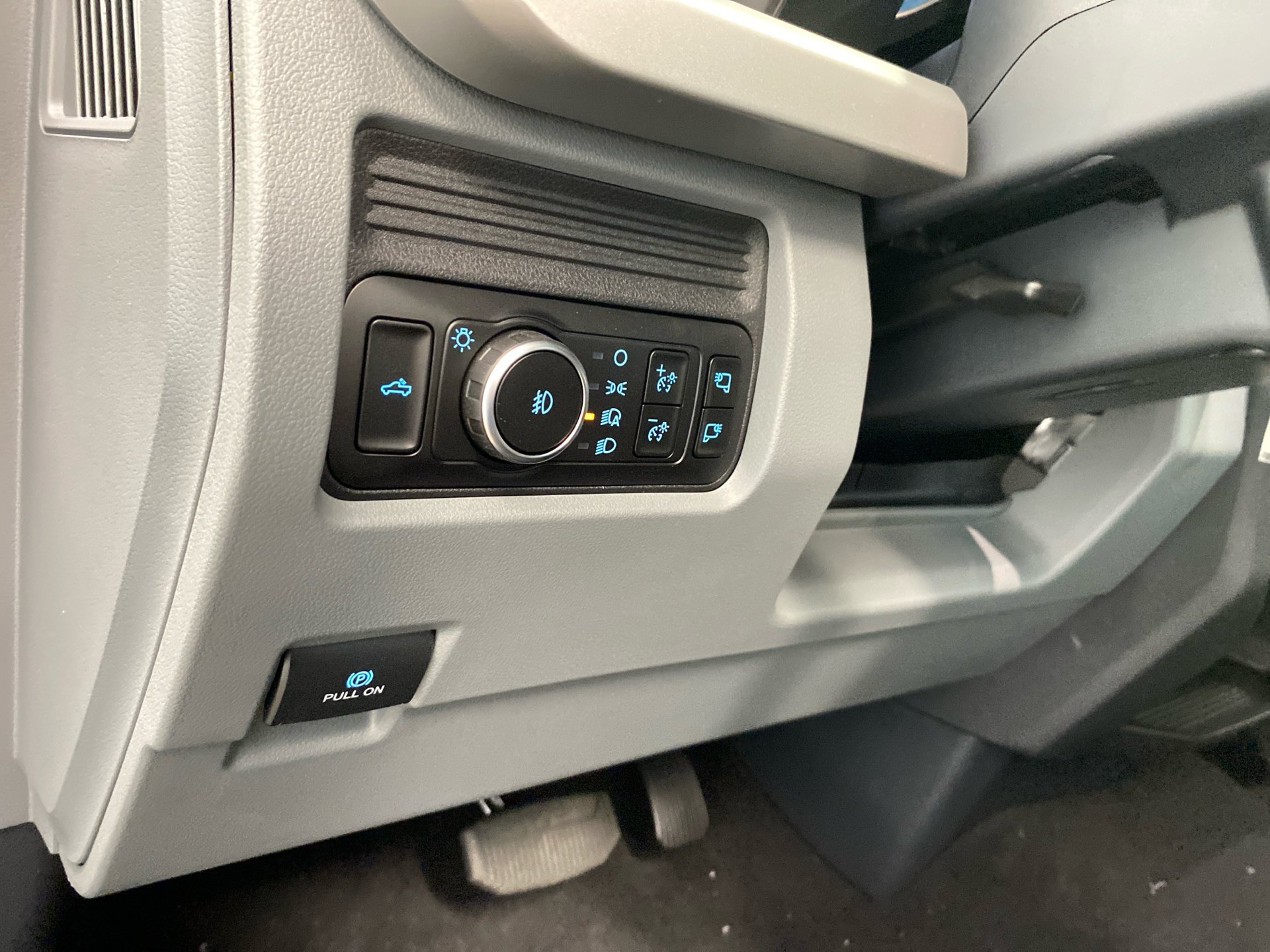 New 2026 Ford F350 XLT w/ FX4 Off-Road Package AWD/4WD image 12