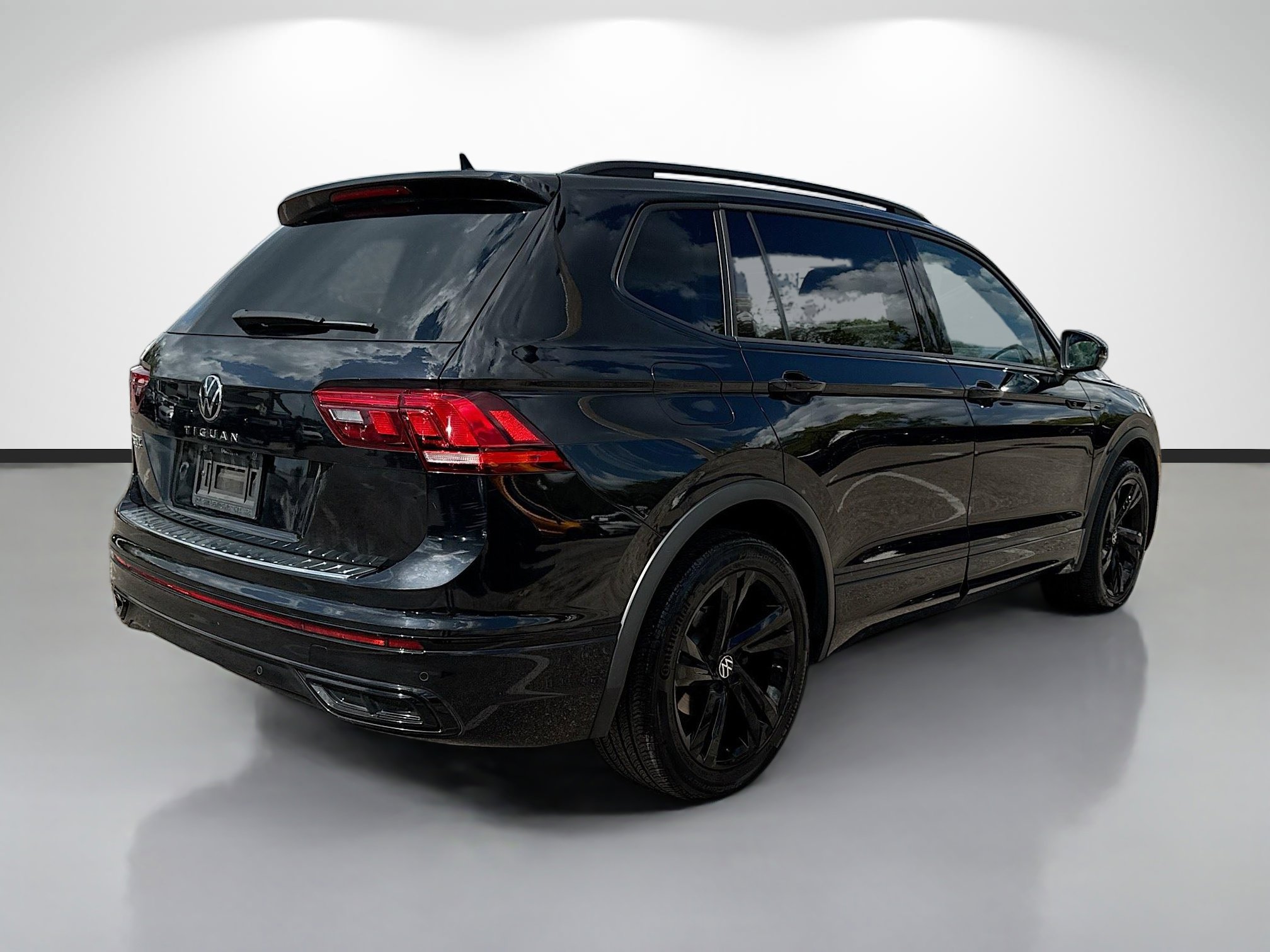 Used 2023 Volkswagen Tiguan SE R-Line image 3