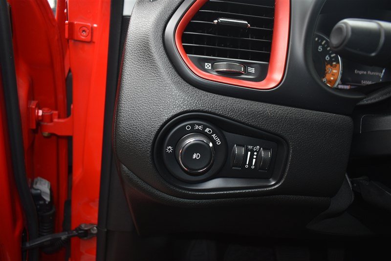 Used 2017 Jeep Renegade Trailhawk AWD/4WD image 13