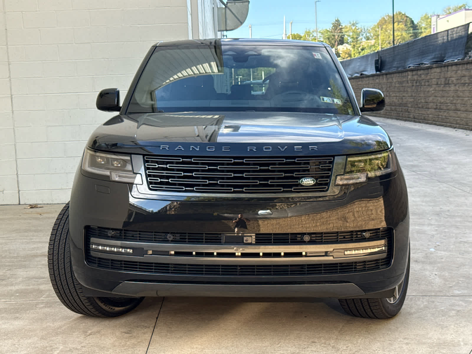 New 2025 Land Rover Range Rover SE image 2