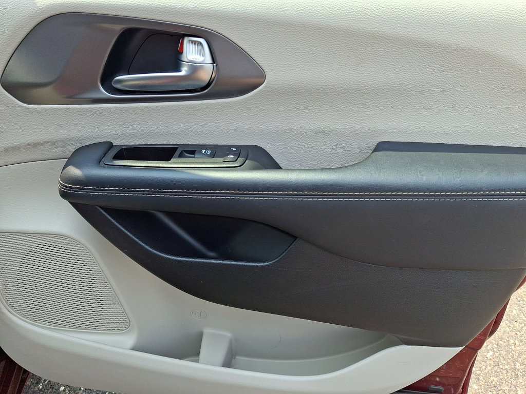 Used 2023 Chrysler Pacifica Touring-L w/ Uconnect Theater Family Group FWD image 10