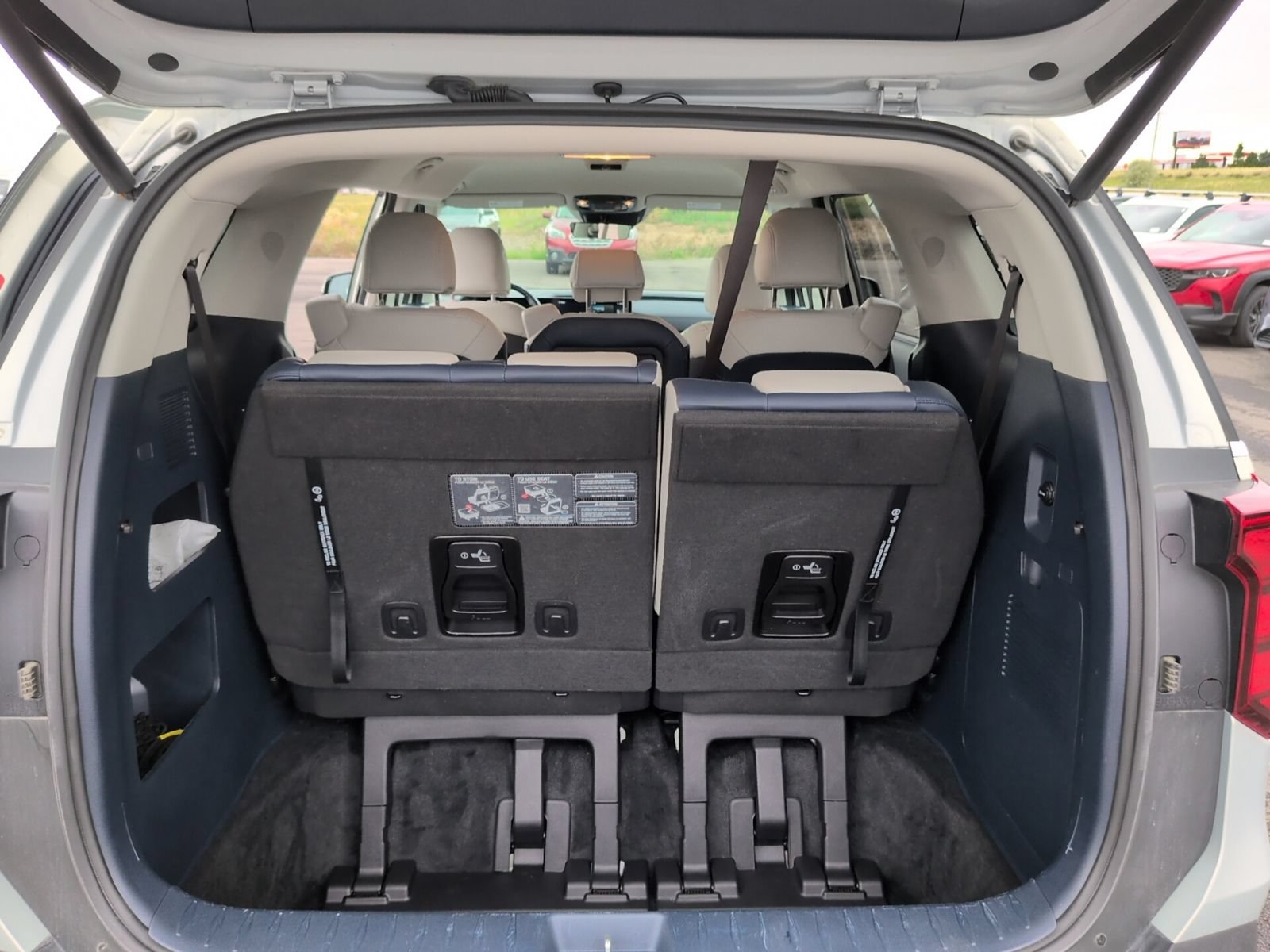 Used 2025 Kia Carnival EX FWD image 12