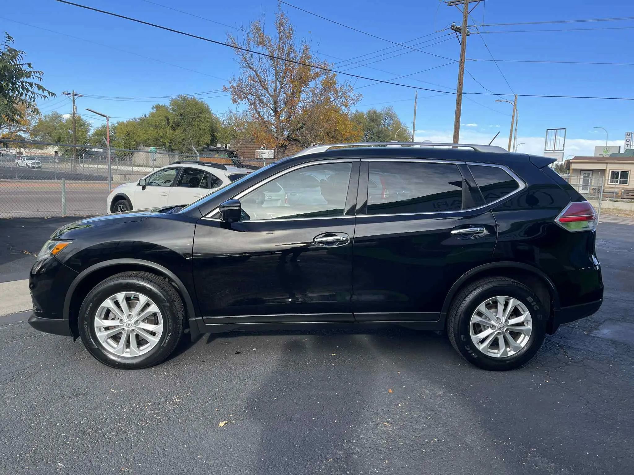 Used 2015 Nissan Rogue SV w/ SV Premium Package image 4