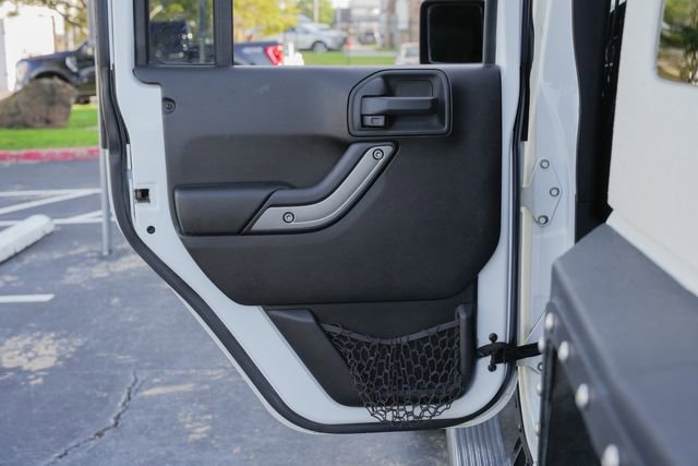 Used 2016 Jeep Wrangler Unlimited Rubicon w/ Connectivity Group image 40