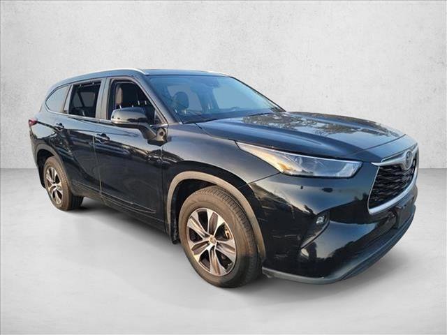 Used 2023 Toyota Highlander XLE image 3