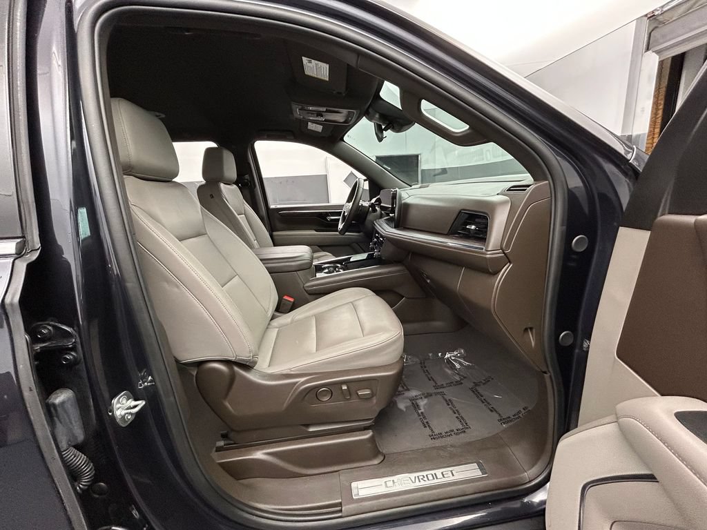 Used 2025 Chevrolet Suburban LT RWD image 11