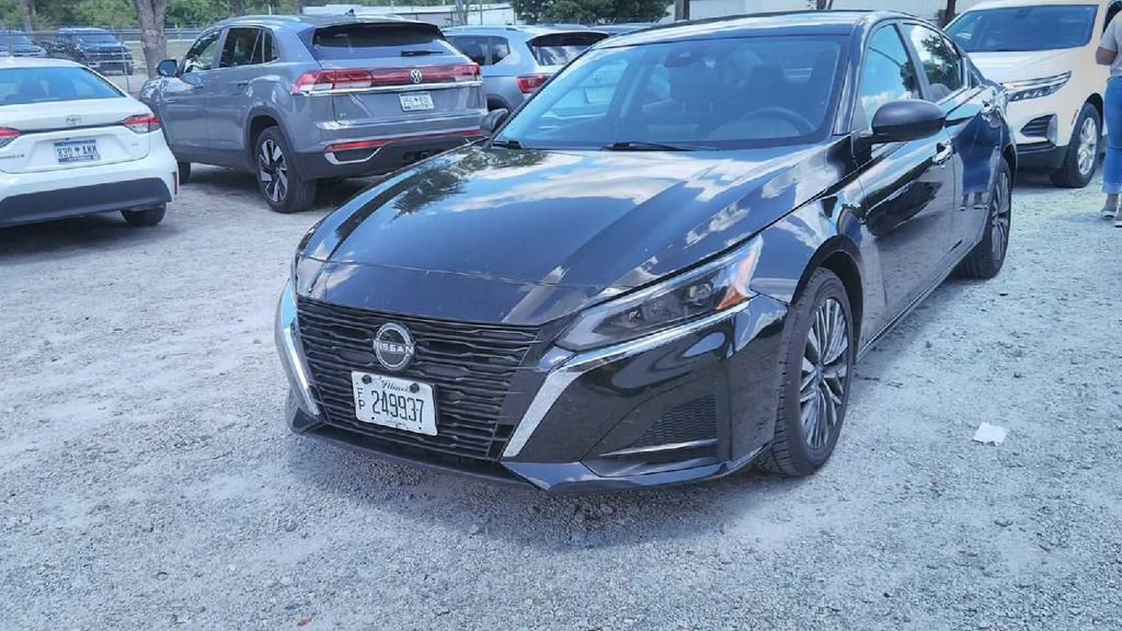 Used 2024 Nissan Altima 2.5 SV FWD image 6