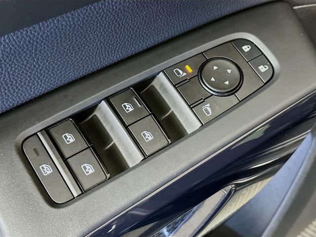 Used 2025 Nissan Pathfinder SV image 19