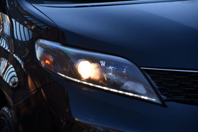 Used 2020 Toyota Sienna SE image 11