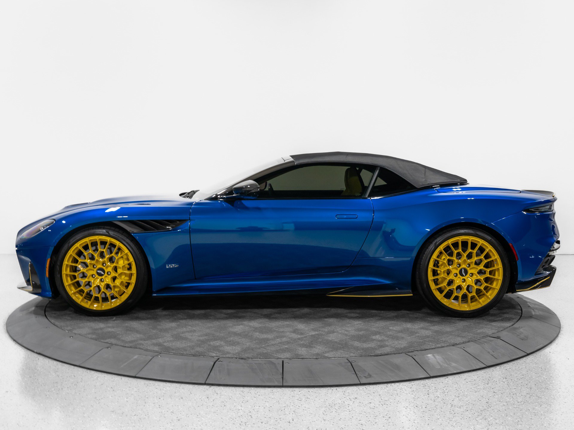 Used 2023 Aston Martin DBS Superleggera Volante RWD image 16