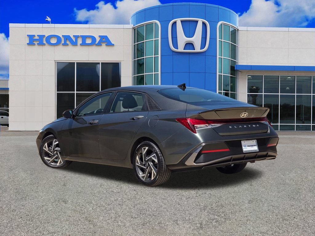 Used 2025 Hyundai Elantra Sport FWD image 5