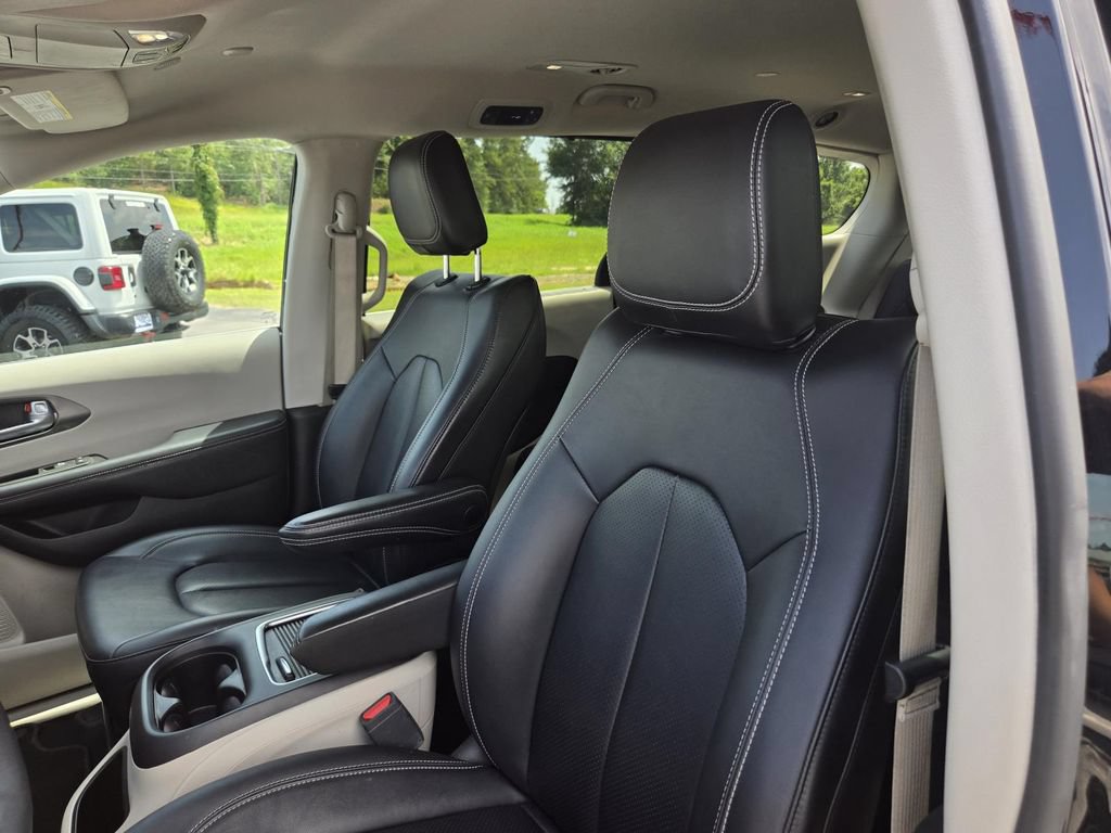 Used 2024 Chrysler Pacifica Touring-L FWD image 12