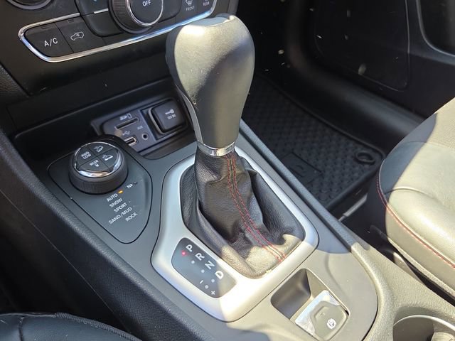 Used 2016 Jeep Cherokee Trailhawk w/ Cold Weather Group image 13