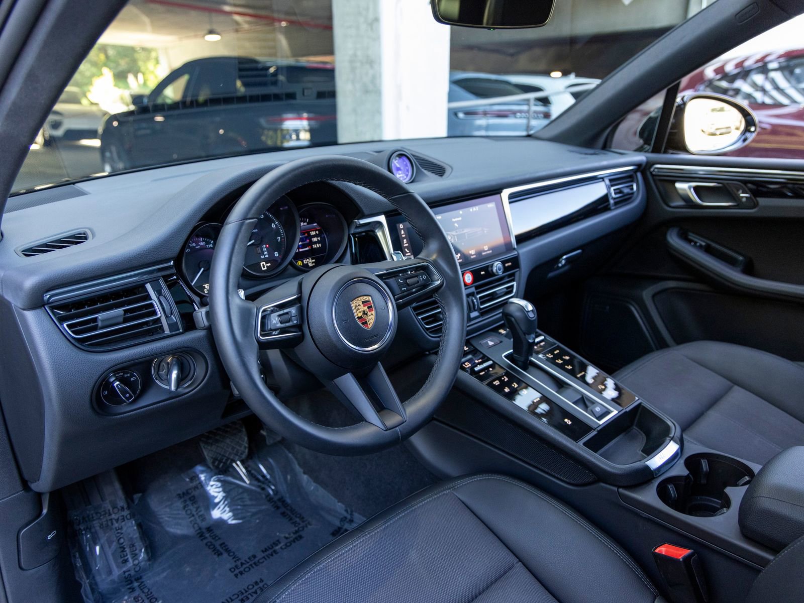 Certified 2025 Porsche Macan AWD/4WD image 4