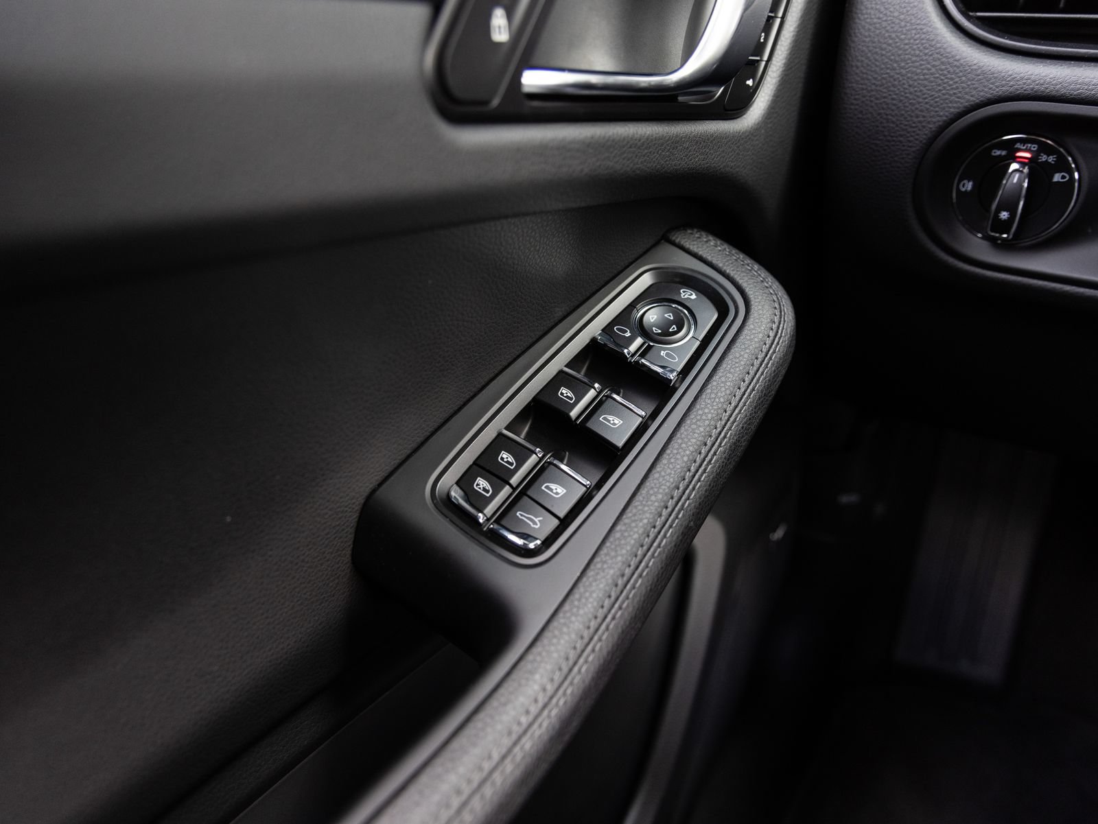 New 2025 Porsche Macan AWD/4WD image 21