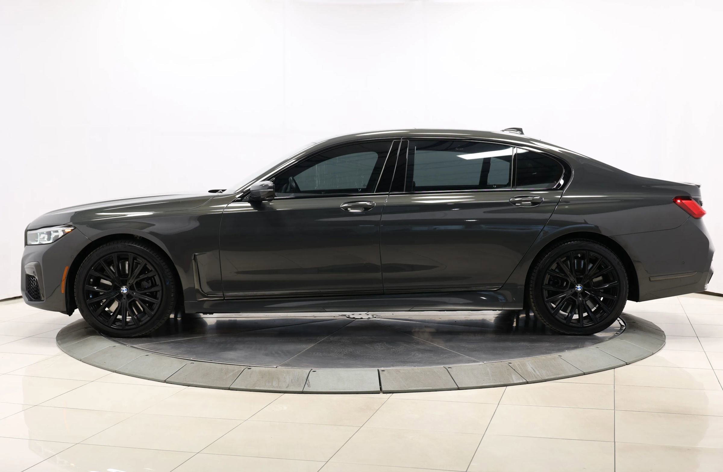 Used 2022 BMW M760i xDrive w/ Luxury Rear Seating Package image 6