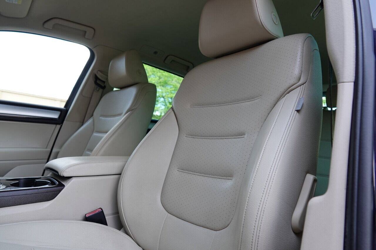 Used 2012 Volkswagen Touareg Sport AWD/4WD image 28