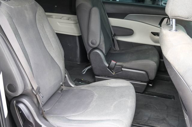 Used 2023 Kia Carnival LX FWD image 15