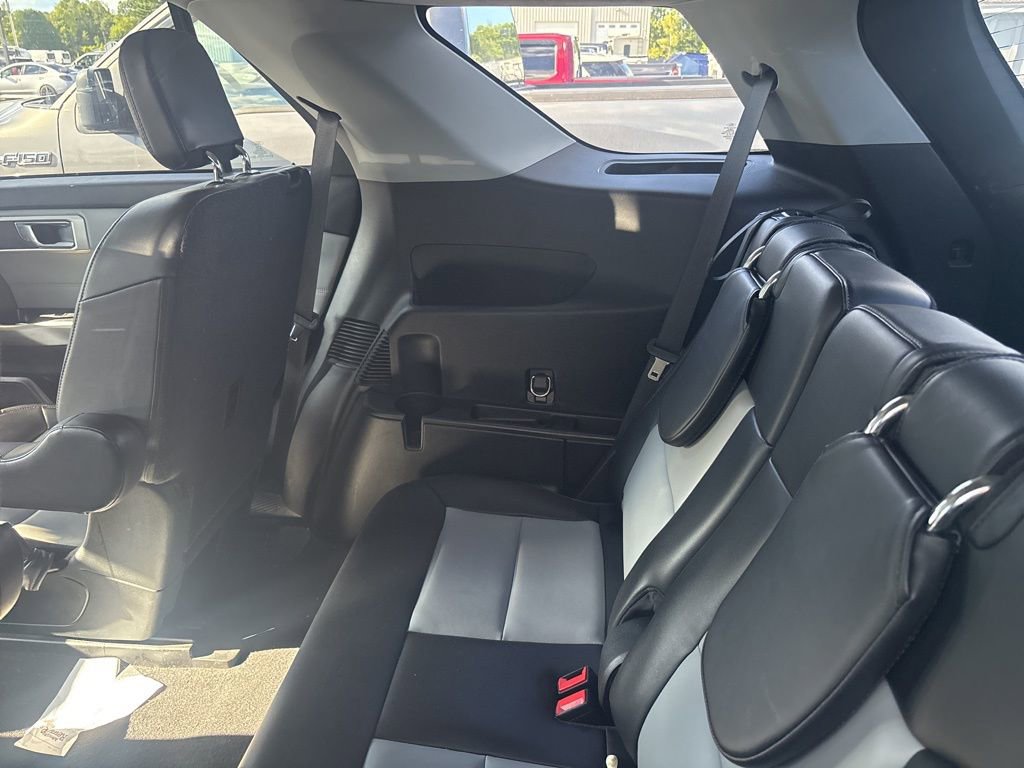 Used 2022 Ford Explorer XLT w/ Equipment Group 202A image 5