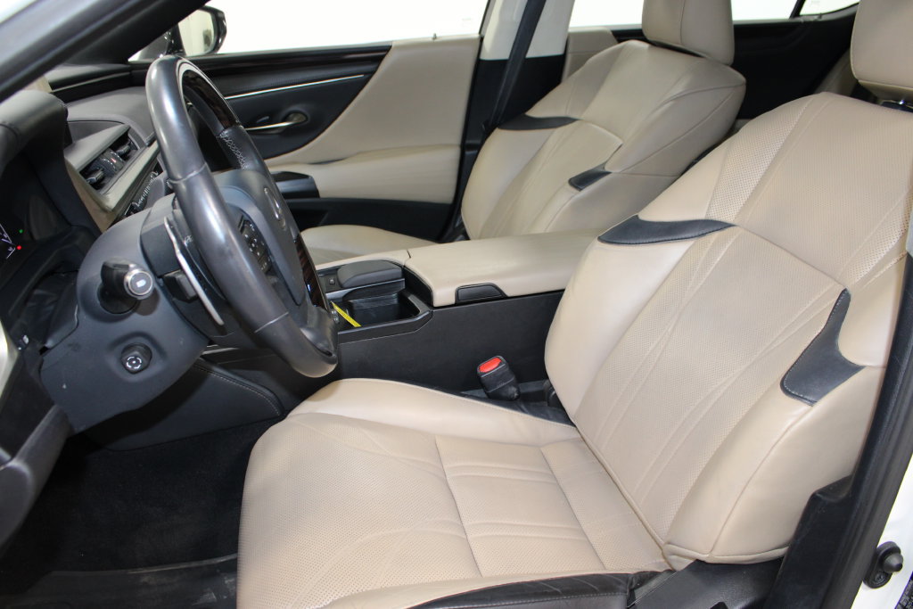 Used 2020 Lexus ES 300h w/ Accessory Package FWD image 44