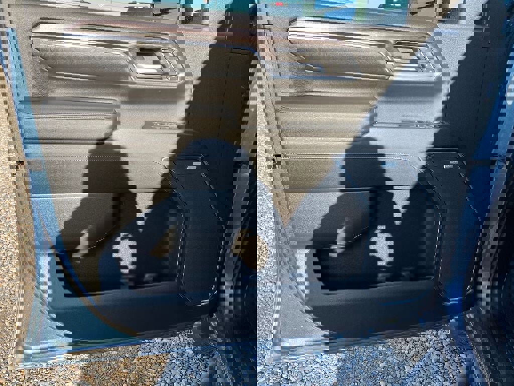 Used 2024 Chevrolet Silverado 2500 LTZ w/ LTZ Premium Package image 9