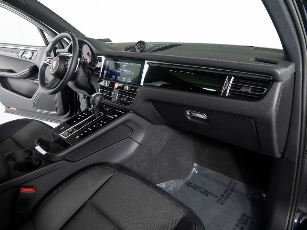 Certified 2025 Porsche Macan image 28