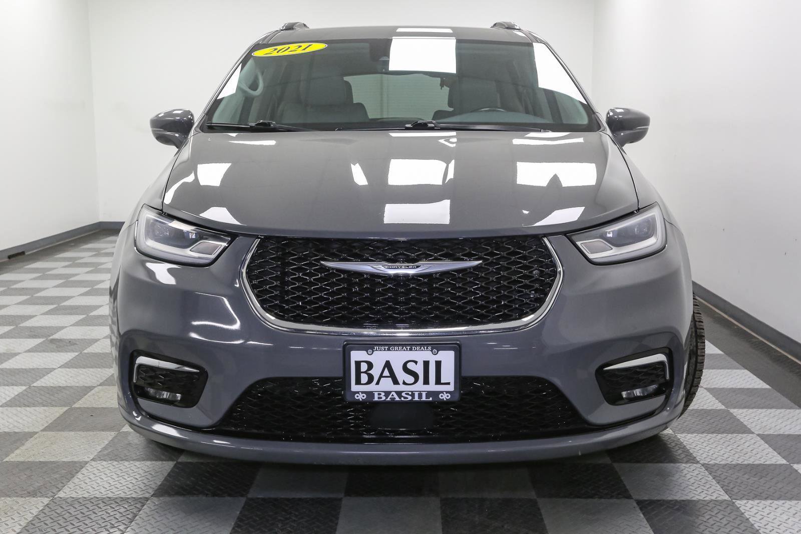 Used 2021 Chrysler Pacifica Touring-L image 3