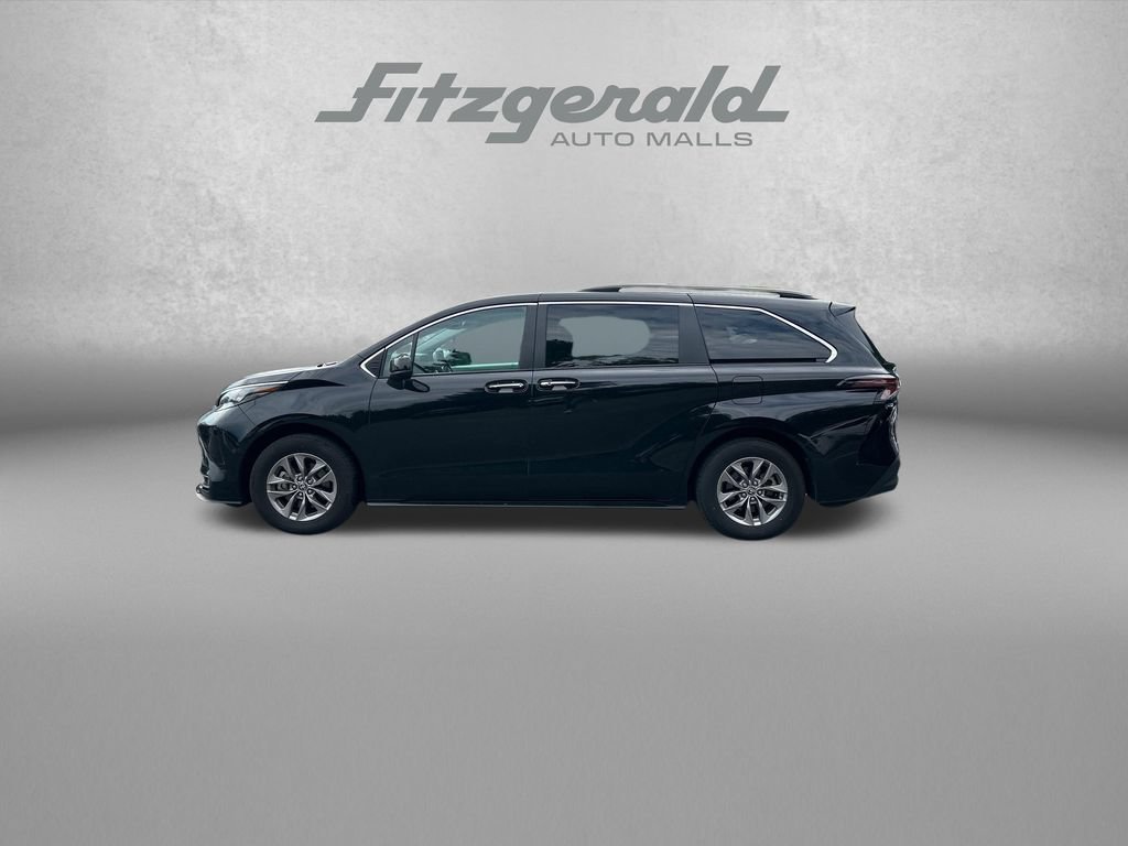 Used 2025 Toyota Sienna XLE FWD image 5