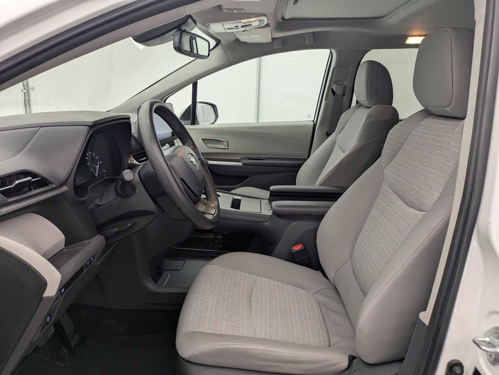 Used 2024 Toyota Sienna LE w/ LE Plus Package FWD image 16