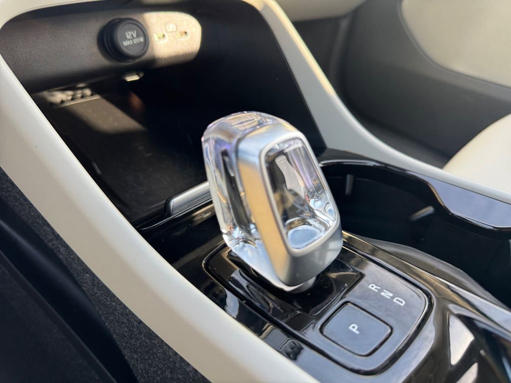 Certified 2023 Volvo XC40 B5 Ultimate w/ Protection Package Premier image 18