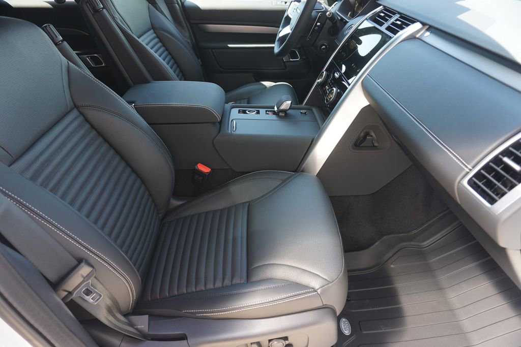 New 2025 Land Rover Discovery Dynamic SE image 23