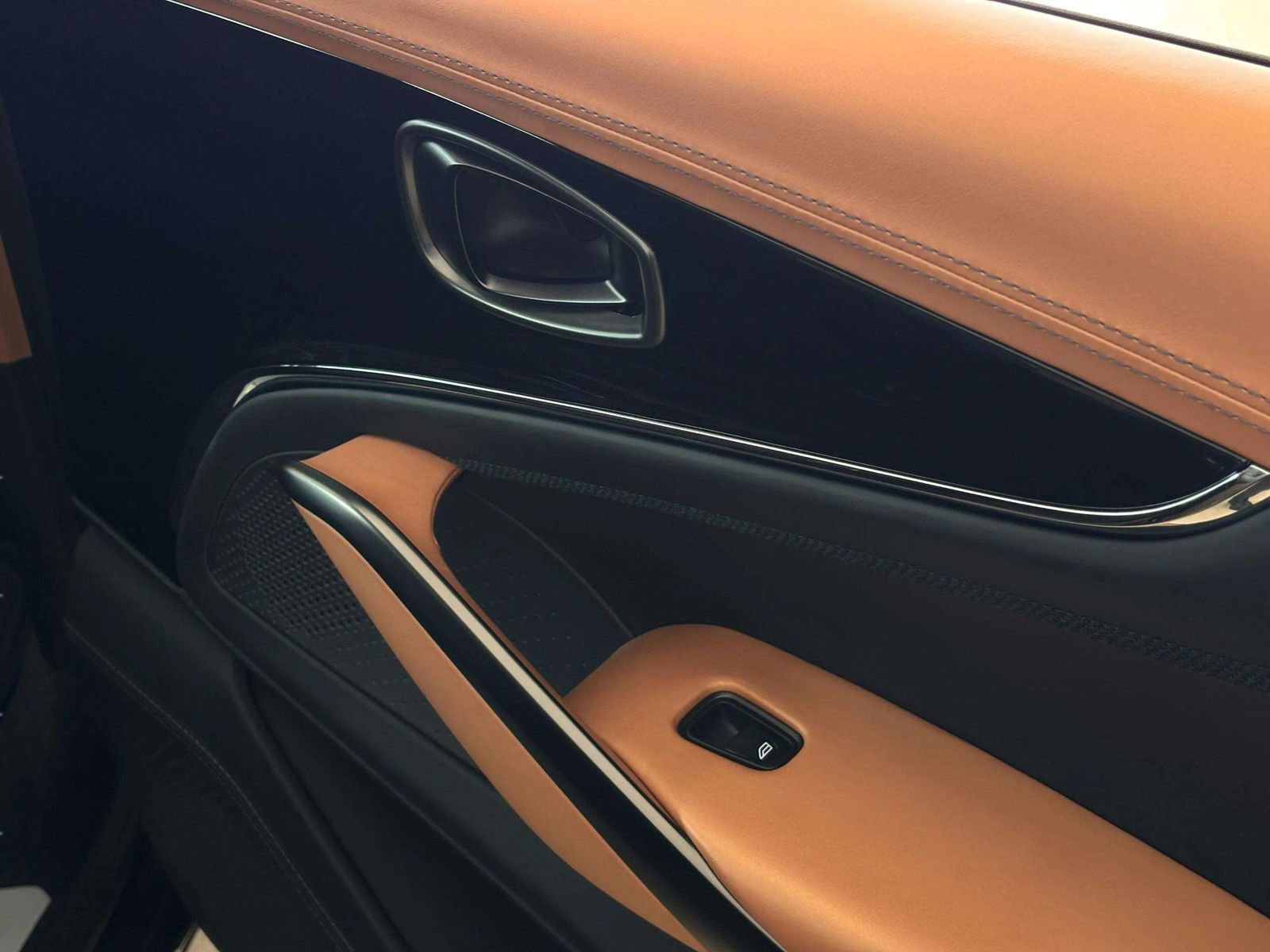 Used 2025 Aston Martin DBX 707 image 13