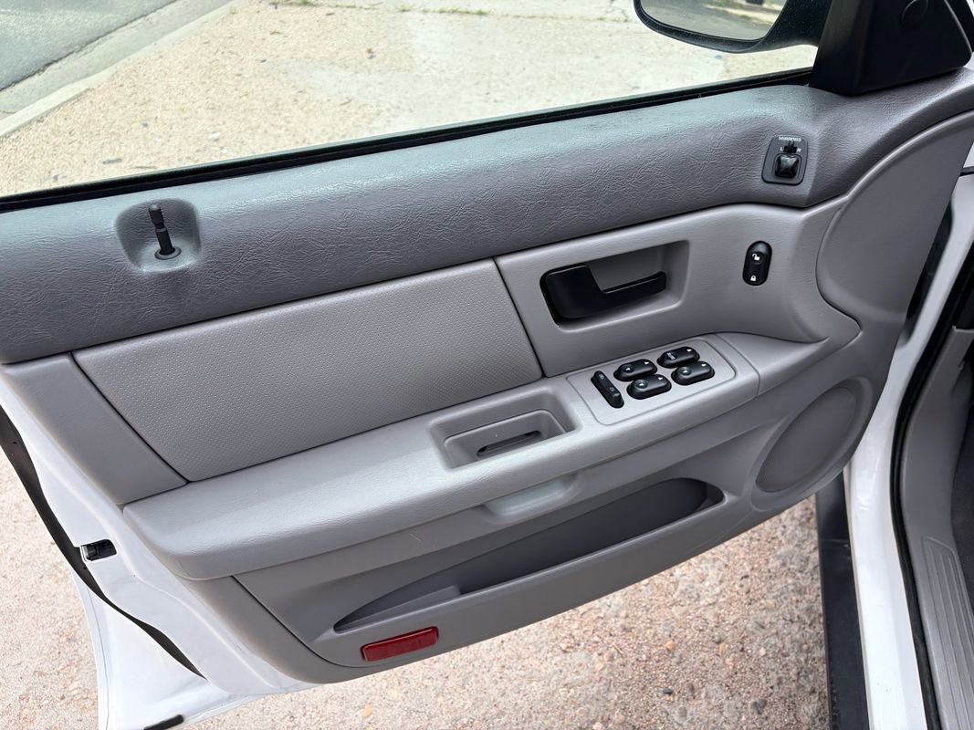 Used 2005 Ford Taurus SE FWD image 9